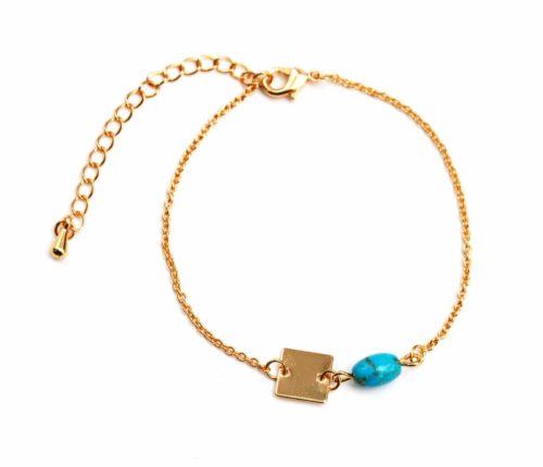 Bracelet-Fine-Chaine-avec-Charm-Pierre-Turquoise-et-Carre-Metal-Dore