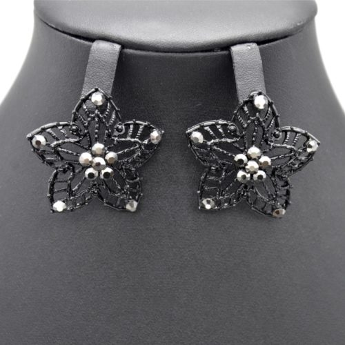 Boucles-dOreilles-Fleur-Ciselee-Metal-Noir-Strass-Gris