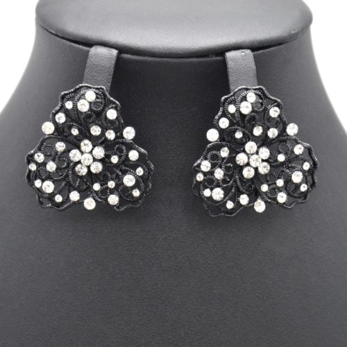 Boucles-dOreilles-Fleur-Ciselee-Arabesques-Metal-Noir-Strass-Argente