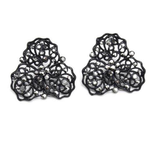 Boucles-dOreilles-Fleur-Ciselee-Arabesques-Metal-Noir-Strass-Gris