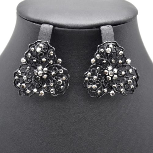 Boucles-dOreilles-Fleur-Ciselee-Arabesques-Metal-Noir-Strass-Gris