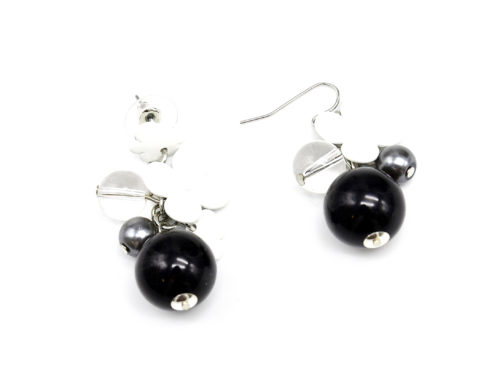 Boucles-dOreilles-Asymetrique-Fleurs-Resine-et-Grappe-Perles-Blanc-Noir