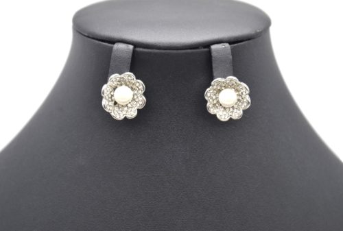 Boucles-dOreilles-Fleur-Petales-Metal-Argente-Strass-et-Perle-Blanche