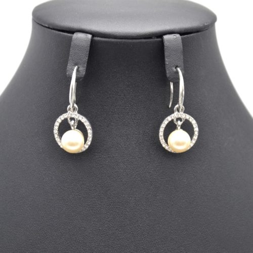 Boucles-dOreilles-Cercle-Contour-Metal-Argente-Strass-et-Perle-Ecru