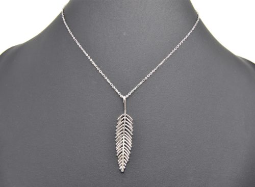 Collier-Fine-Chaine-Pendentif-Feuille-Ciselee-Metal-Argente