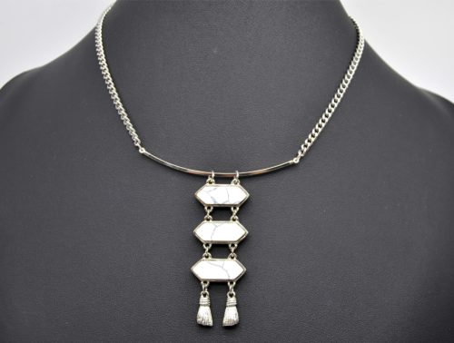 Collier-Chaine-Metal-Argente-et-Pendentif-Ethnique-Pierres-Pendantes-Effet-Marbre-Blanc