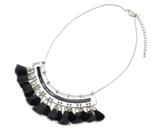 Collier-Plastron-avec-Pendentif-Metal-Argente-et-Pompons-Noir-Gris