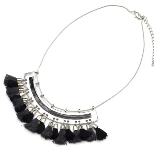 Collier-Plastron-avec-Pendentif-Metal-Argente-et-Pompons-Noir-Gris