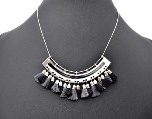 Collier-Plastron-avec-Pendentif-Metal-Argente-et-Pompons-Noir-Gris