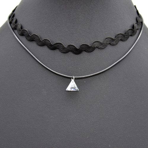 Collier-Choker-Ras-du-Cou-Bande-Ondulee-et-Cordon-Noir-avec-Pierre-Triangle