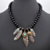 Collier-Perles-Noires-avec-Pendentif-Plumes-Ethnique-Metal-Vieilli-Argente-et-Pierres-Turquoise