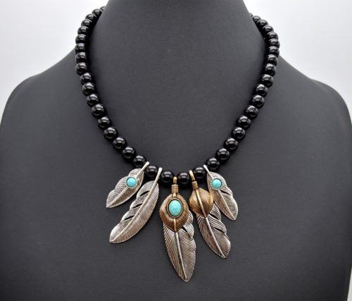 Collier-Perles-Noires-avec-Pendentif-Plumes-Ethnique-Metal-Vieilli-Argente-et-Pierres-Turquoise