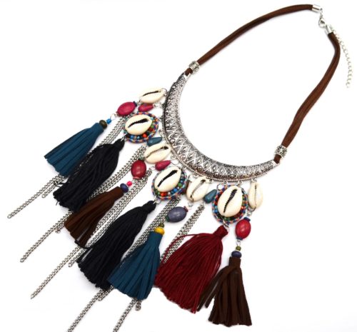 Collier-Plastron-avec-Torque-Metal-Vieilli-Argente-Cauris-et-Pompons-Multicolore