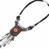Collier-Cordons-avec-Pendentif-Ethnique-Simili-Cuir-Bouton-Plumes-et-Perles-Noir