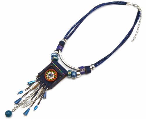 Collier-Cordons-avec-Pendentif-Ethnique-Simili-Cuir-Bouton-Plumes-et-Perles-Bleu