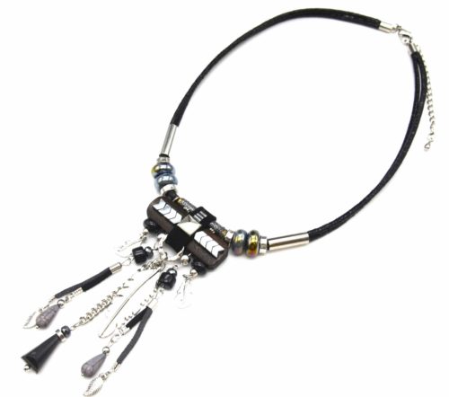 Collier-Cordon-avec-Pendentif-Ethnique-Bois-Chevrons-Plumes-et-Perles-Noir