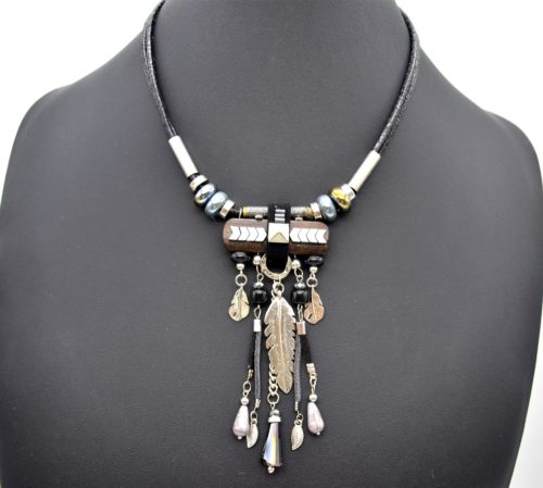 Collier-Cordon-avec-Pendentif-Ethnique-Bois-Chevrons-Plumes-et-Perles-Noir