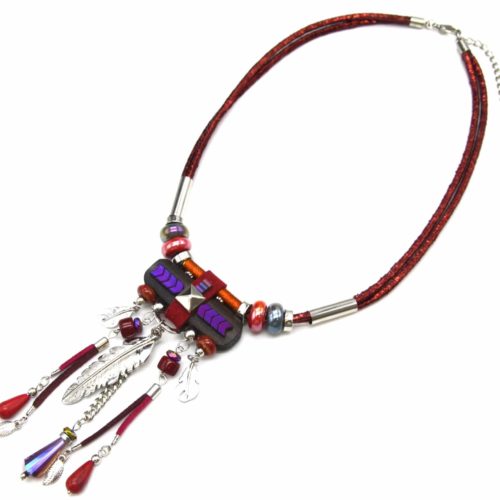 Collier-Cordon-avec-Pendentif-Ethnique-Bois-Chevrons-Plumes-et-Perles-Bordeaux