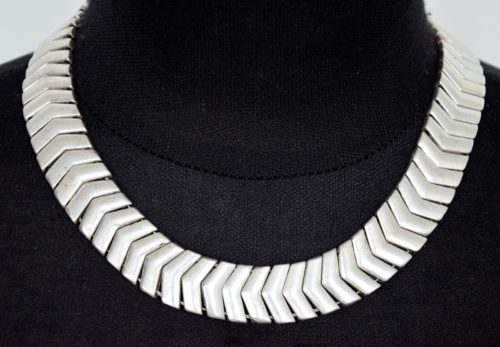 Collier-Ras-du-Cou-Large-Chevrons-Metal-Vieilli-Argente