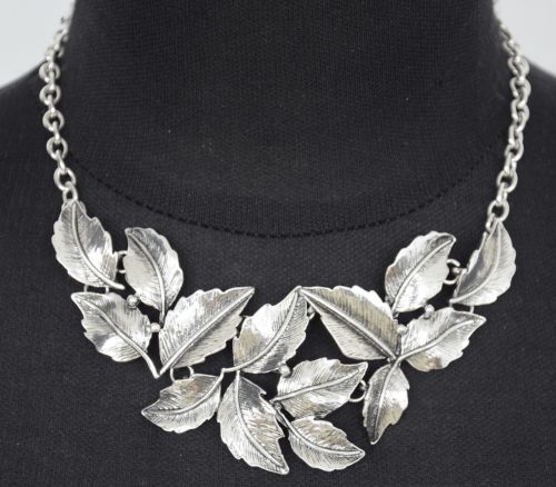 Collier-Plastron-Feuilles-Metal-Vieilli-Argente-Vintage