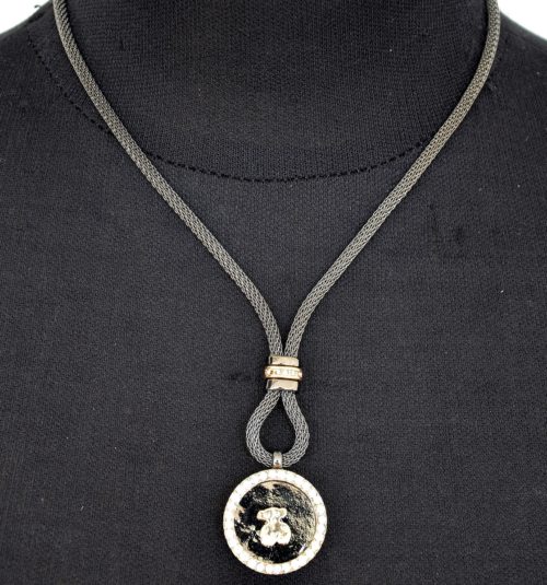 Collier-Pendentif-Ourson-dans-Cercle-Gris-Contour-Strass