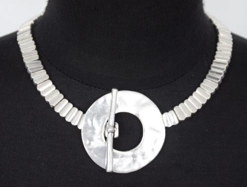 Collier-Ras-du-Cou-Pendentif-Cercle-et-Barre-Metal-Vieilli-Argente