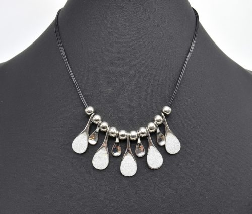 Collier-Multi-Cordons-Noir-et-Pendentif-Gouttes-Metal-Paillettes-Argente