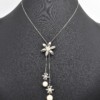 Collier-Chaine-Metal-et-Pendentif-Fleurs-Strass-Metal-Argente-et-Perle-Ecru-au-Centre