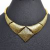 Collier-Plastron-Pointu-Effet-Ecailles-Metal-Vieilli-Dore