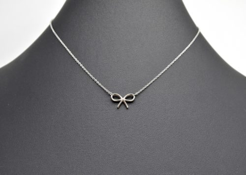Collier-Fine-Chaine-et-Pendentif-Noeud-Ruban-Acier-Argente