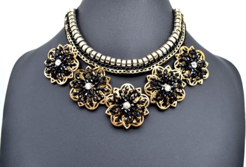 Collier-Col-Plastron-Feutrine-Fleurs-Perles-Noires-Contour-Dore