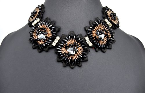 CC987CH - Collier Col Plastron Feutrine Fleurs Soleil Orné de Pierres et Perles – Image 2