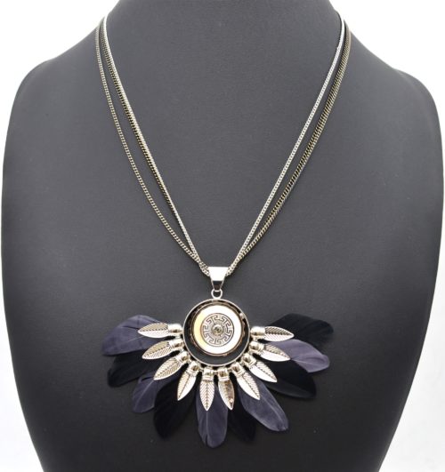 Sautoir-Collier-Pendentif-Cercle-Nacre-Contour-Feuilles-Metal-et-Plumes-Noir-Gris