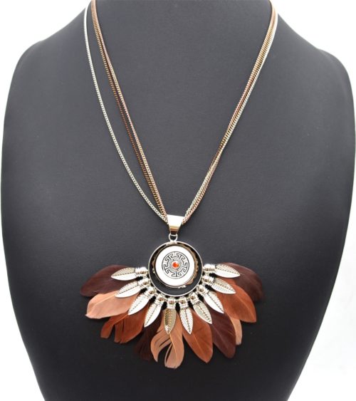 Sautoir-Collier-Pendentif-Cercle-Nacre-Feuilles-Metal-et-Plumes-Taupe-Marron