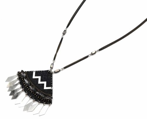 Sautoir-Collier-Pendentif-Triangle-Pierres-Noir-Chevrons-et-Losanges-Metal-Argente