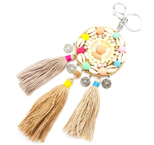 Porte-Cles-Bijou-de-Sac-Cercle-Cauris-Pompons-Boule-avec-Pieces-Metal-et-Fils-Beige