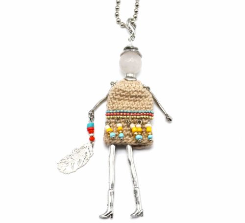 Sautoir-Collier-Pendentif-Poupee-Robe-Tricot-Macrame-Beige-Chaines-Perles-Plume