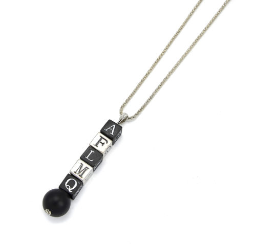 Sautoir-Collier-Pendentif-Cubes-Jouet-Lettres-Metal-Argente-et-Resine-Noire