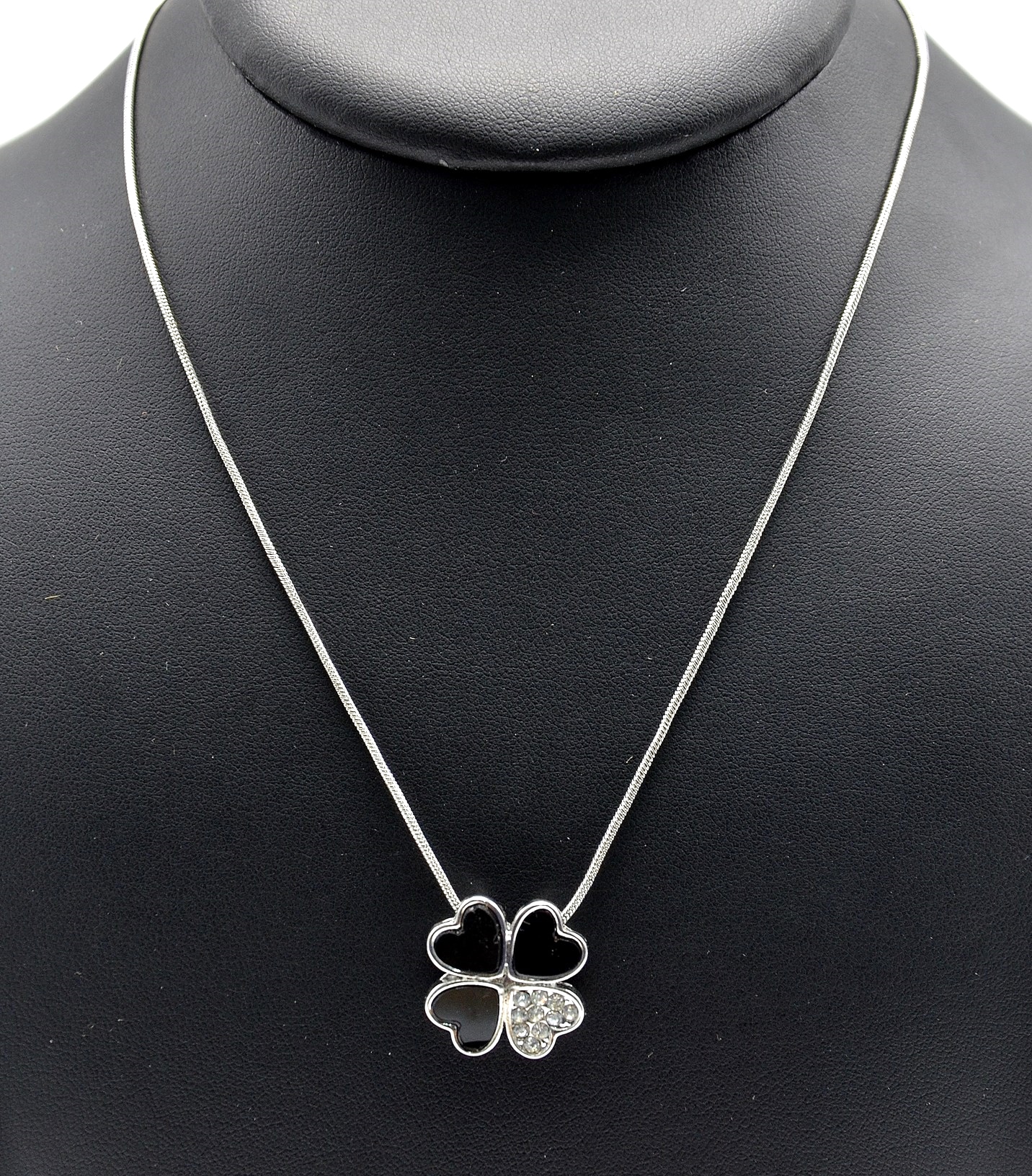 CC631 Collier Pendentif Trèfle à 4 Feuilles Résine Noire et Strass