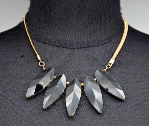 Collier-Plastron-Multi-Feuilles-Pierres-Effet-Cristal-Noir-et-Metal-Dore