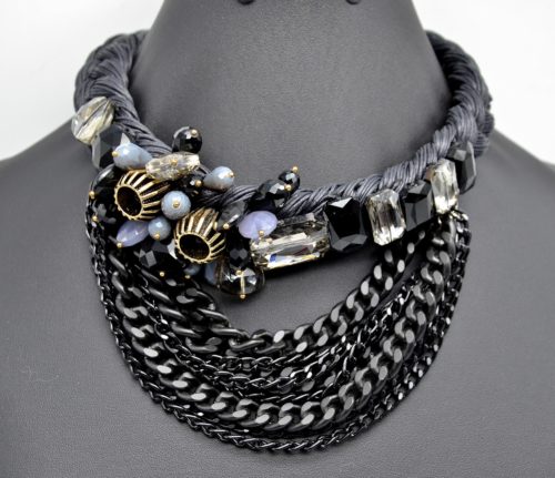 Collier-Plastron-Cordons-Tresses-Perles-Resine-et-Multi-Chaines-Maillons-Noir