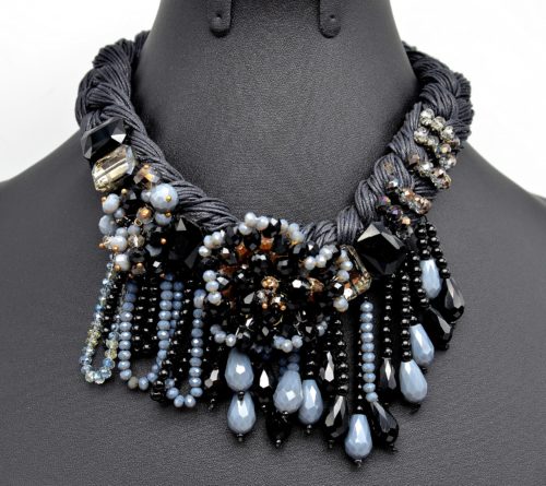 Collier-Plastron-Cordons-Tresses-avec-Fleur-et-Tombee-de-Perles-et-Gouttes-Noir-Gris-Transparent