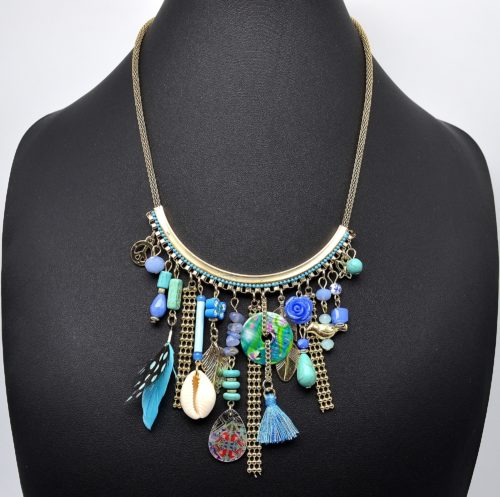 Collier-Pendentif-Multi-Charms-Plumes-Perles-Pompon-Bleu