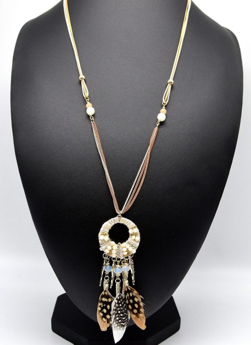 Sautoir-Collier-Pendentif-Cercle-Ethnique-Ailes-dAnge-Metal-et-Plumes-Beige