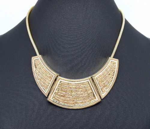 CC789 - Collier Plastron Pendentif Demi Lune Métal Doré avec Perles et Billes Beiges – Image 2