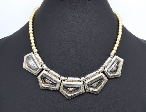 CC794 - Collier Plastron Pendentif Formes Géométiques Métal Doré avec Perles Noires – Image 2