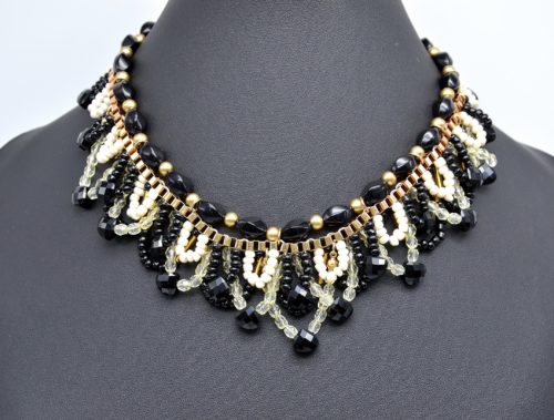 CC821 - Collier Plastron Couronne de Perles, Métal Doré et Pierres Noir/Beige – Image 2