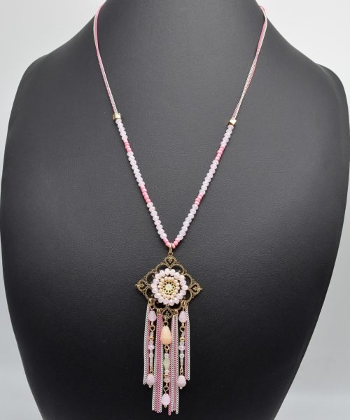 Sautoir-Collier-Pendentif-Losange-Cisele-avec-Perles-et-Chaines-Roses