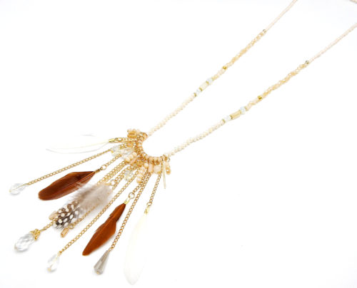 Sautoir-Collier-Perles-Pierres-avec-Cascade-de-Chaines-Metal-et-Plumes-Beige