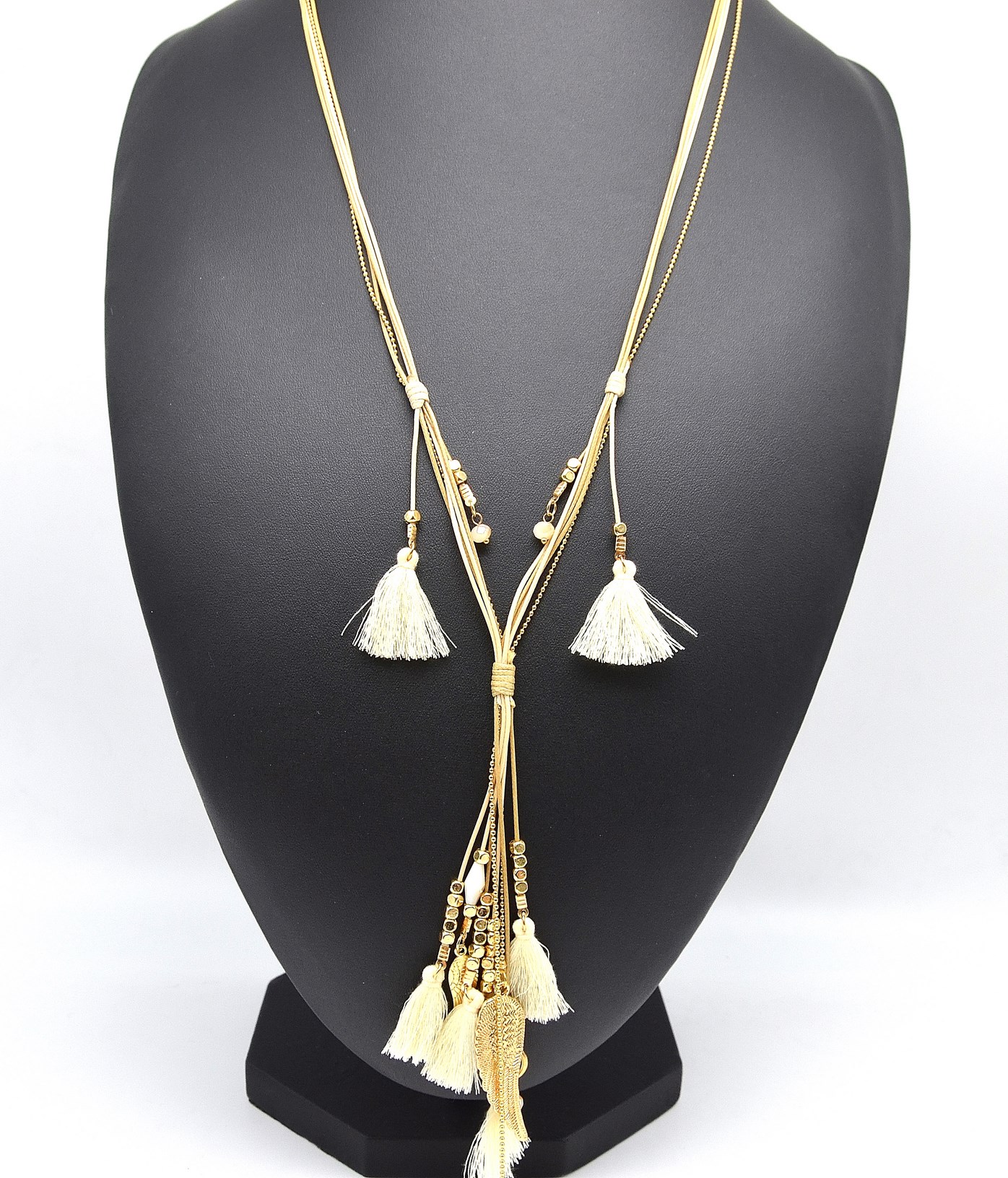 Sautoir-Collier-Multi-Chaines-et-Cordons-Noues-avec-Ailes-dAnge-et-Pompons-Ecru